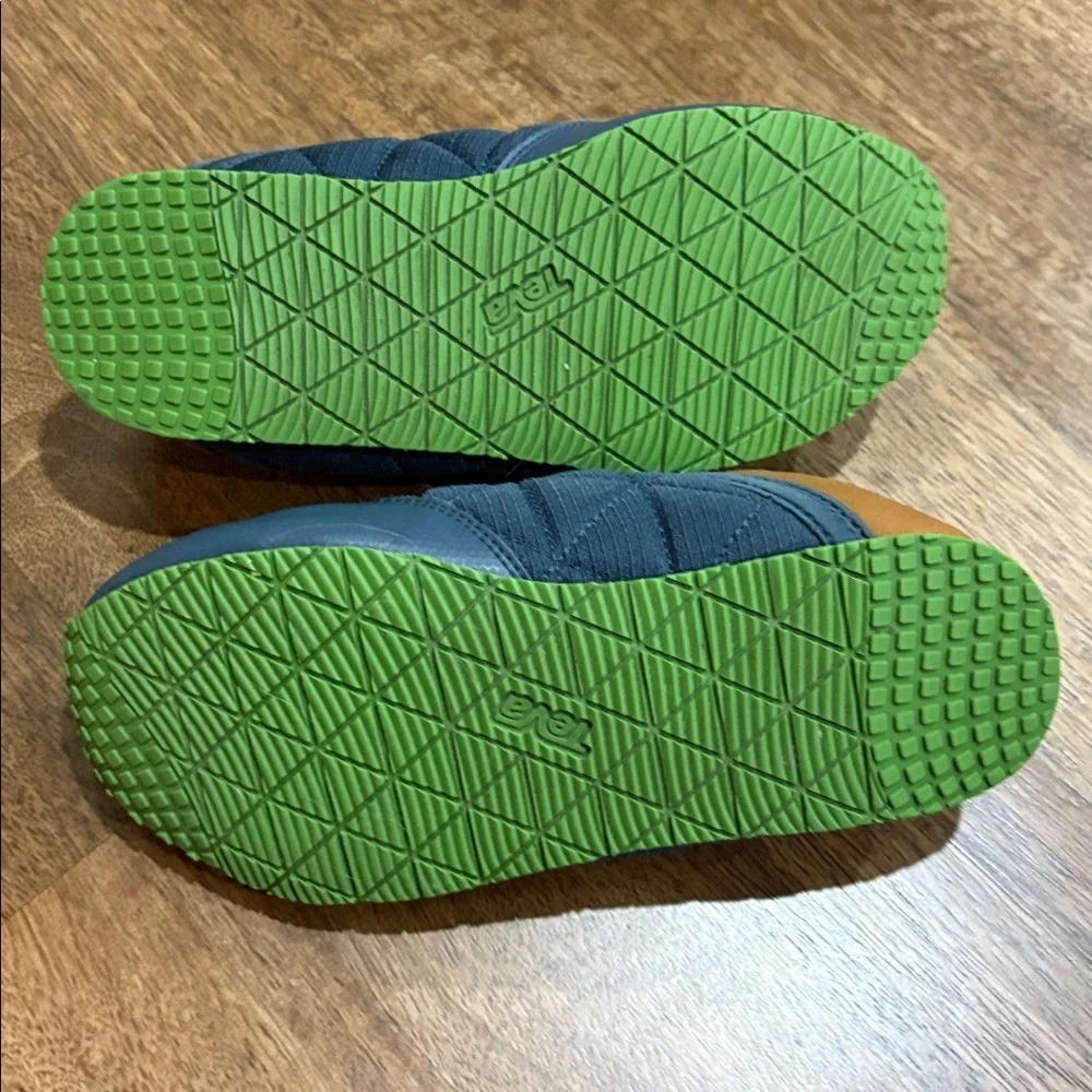 TEVA Kids Quilted Moccasin Clog Slippers Blue Green Casual Big Kid Shoes Size 6?